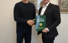 Galeria aktualności W&oacute;jt Gminy Tomasz&oacute;w Mazowiecki podpisał umowę na wykonanie prac projektowych hali widowiskowo-sportowej przy ZSP w Smardzewicach 1