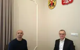 Galeria aktualności W&oacute;jt Gminy Tomasz&oacute;w Mazowiecki podpisał umowę na wykonanie prac projektowych hali widowiskowo-sportowej przy ZSP w Smardzewicach 2