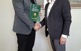 Galeria aktualności Umowa podpisana na przebudowę drogi gminnej na odcinku Twarda &ndash; Karolin&oacute;w oraz budowę ścieżki rowerowej 1