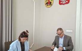 Galeria aktualności Umowa na budowę kanalizacji sanitarnej w ul. Długiej w Wąwale podpisana 1