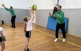 Galeria aktualności Siatkarze Lechii Tomasz&oacute;w Mazowiecki w szkole w Smardzewicach 6